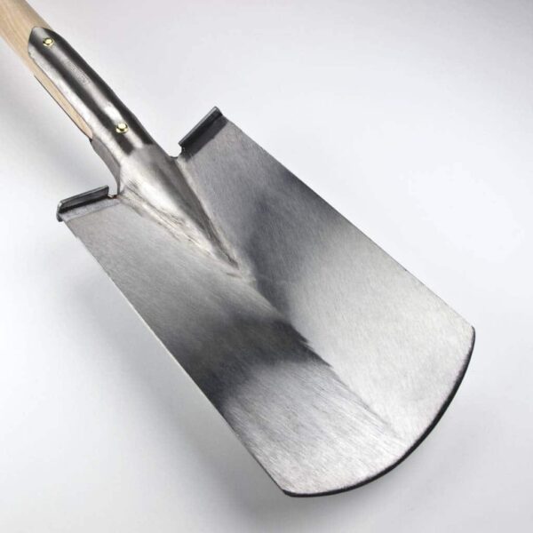 Spade with steps