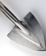 Pelle bêche pointue